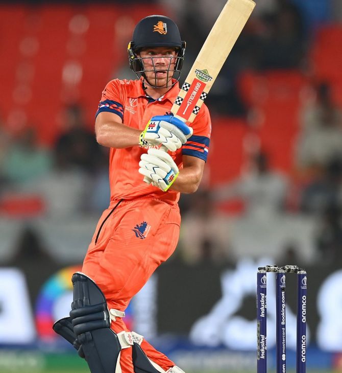 Bas de Leede hit two fours and two sixes as he smashes 67 off just 68 balls