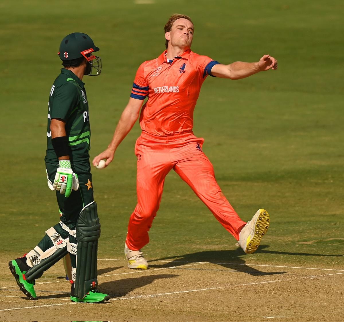 Netherlands' Bas de Leede picked four wickets as Pakistan lost early wickets