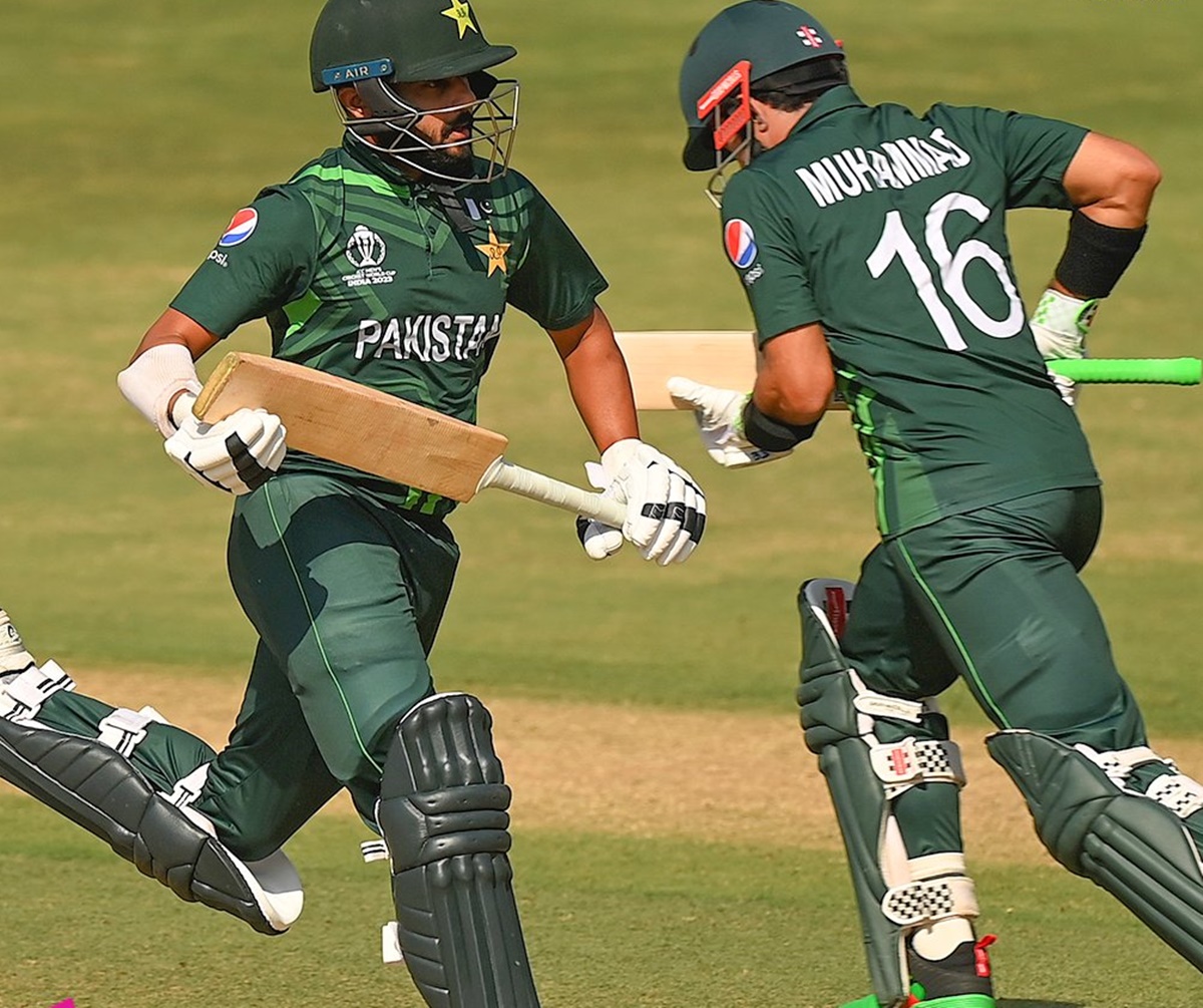 Mohammad Nawaz and Shabad Khan run between the wickets