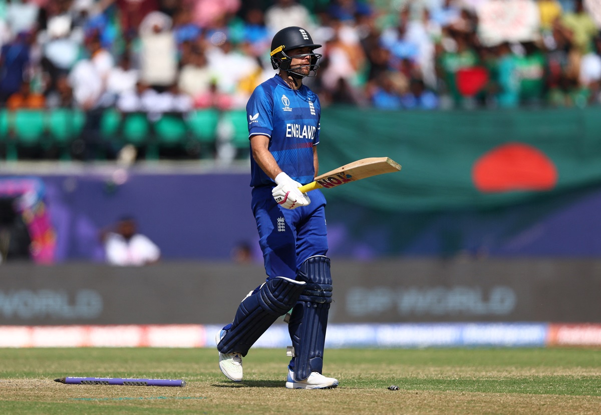 Dawid Malan is bowled by Mahedi Hasan