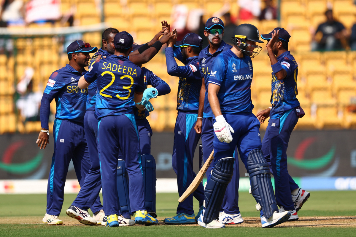 Angelo Mathews celebrates with his Sri Lanka teammates after dismissing England opener Dawid Malan during the ICC World Cup match in Bengaluru on Thursday.