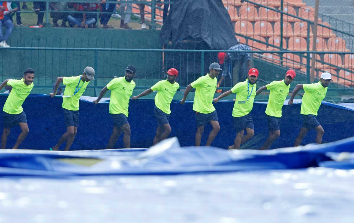 The groundstaff bring the covers on to the field