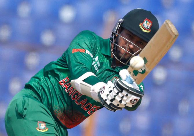  Shakib Al Hasan injured himself while batting against Sri Lanka on Monday