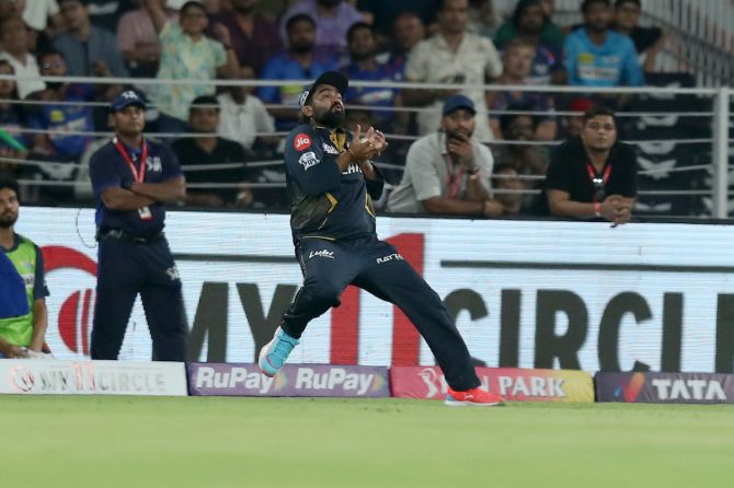 Rahul Tewatia picks up a catch to end KL Rahul’s innings.