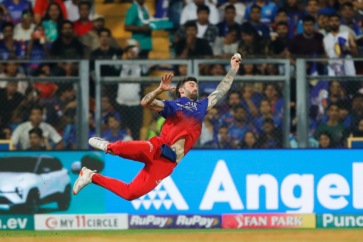 Reece Topley pulls off a brilliant catch to dismiss Rohit Sharma.