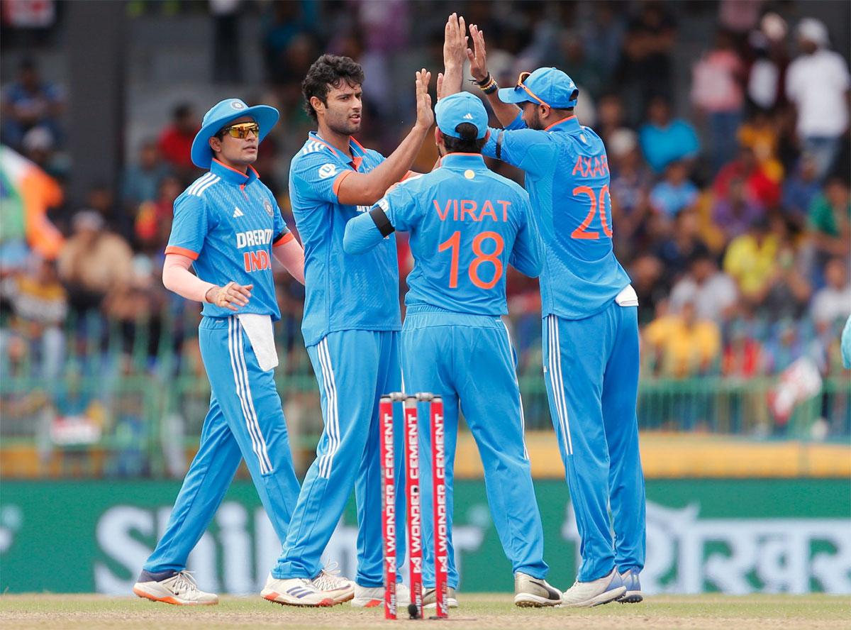 Shivam Dube celebrates with teammates after dismissing Kusal Mendis