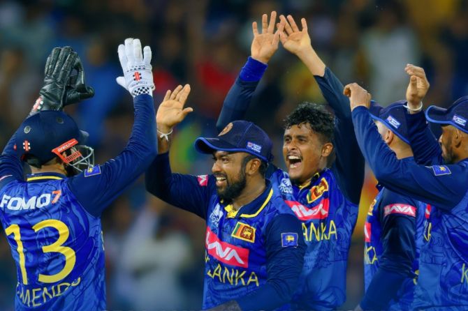 Sri Lanka players celebrate the wicket of Virat Kohli