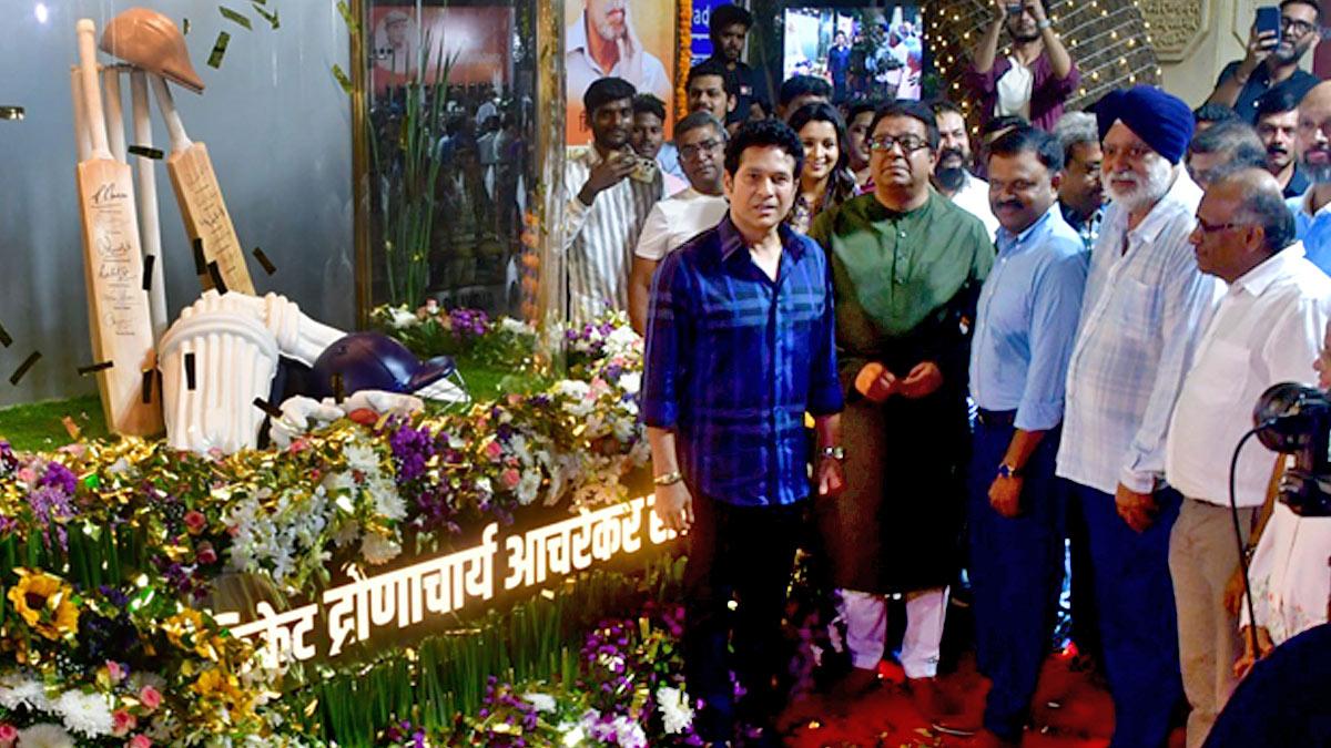 Sachin Tendulkar and MNS chief Raj Thackeray at the unveiling of the Ramakant Achrekar memorial at Shivaji Park, in Mumbai, on Tuesday