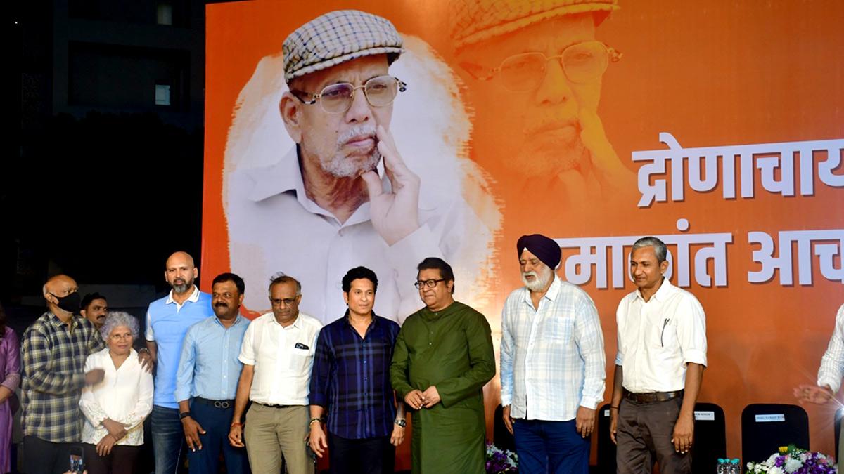 Vinod Kambli (left), Paras Mhambrey, Pravin Amre, Sachin Tendulkar, Raj Thackeray, Balwinder Singh Sandhu and Sanjay Bangar at the memorial