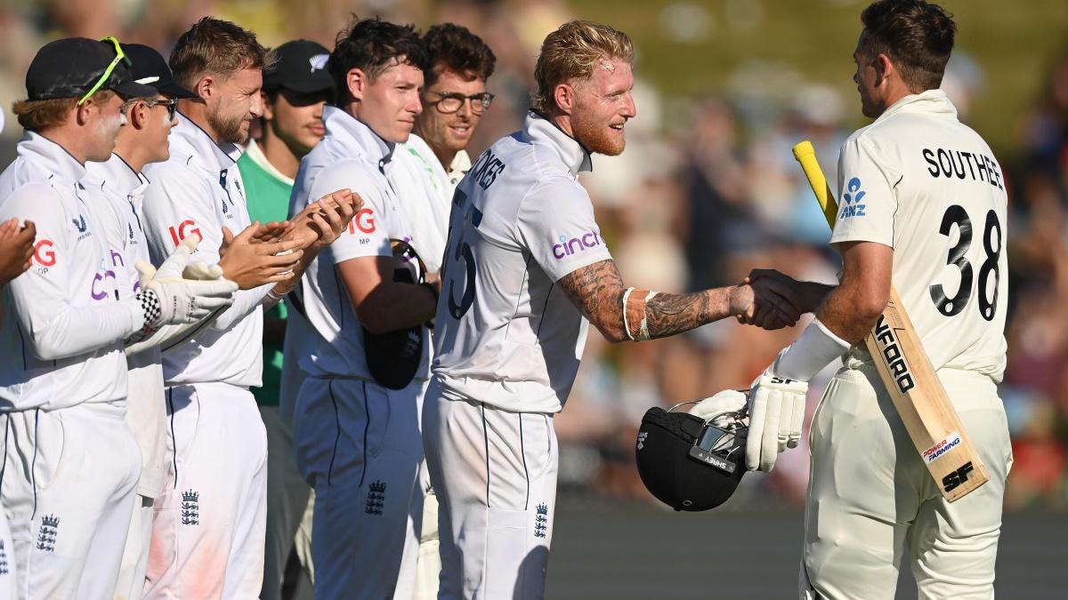 Tim Southee gets a warm welcome from the England players as he walks in to bat in his final Test