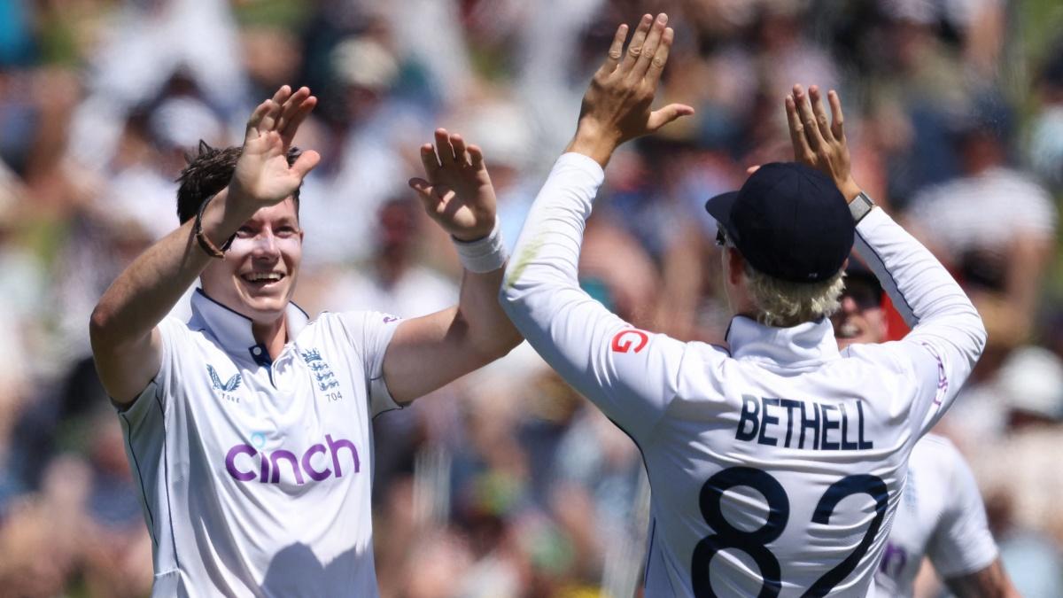 Matt Potts celebrates with Jacob Bethell after dismissing Kane Williamson