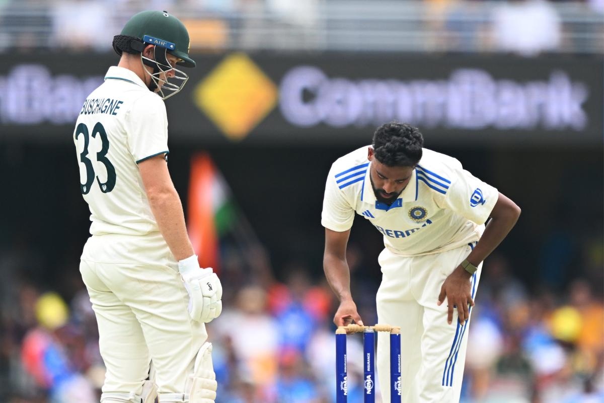 Mohammed Siraj switches the bails as Marnus Labuschagbe looks on before the latter departs in the next over.