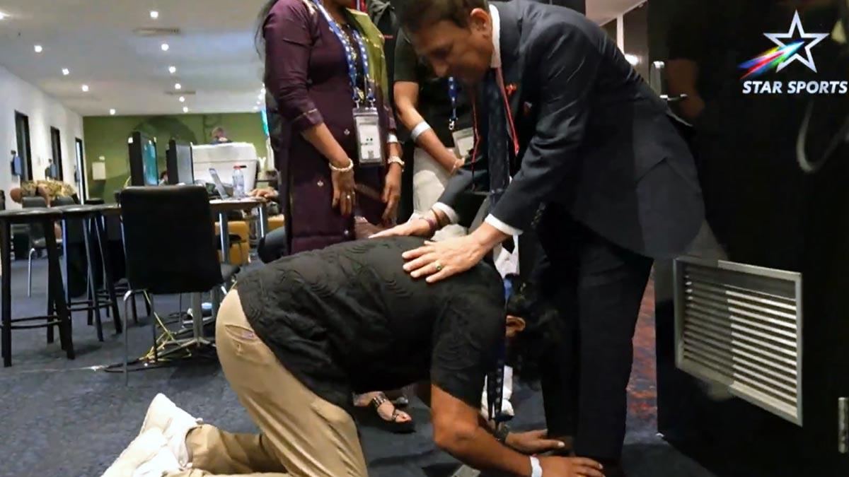 Nitish Kumar Reddy's father, Mutyala, touches Sunil Gavaskar's feet at the Melbourne Cricket Ground on Sunday.