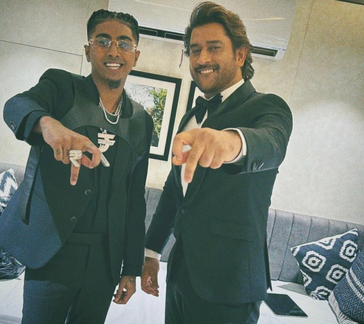 Dhoni Smokes Hookah, Video Goes Viral