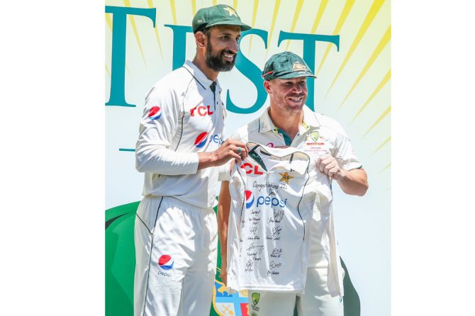 Pakistan captain Shan Masood presents David Warner with a jersey signed by the Pakistan cricket team