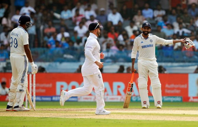Ravindra Jadeja speaks to Ravichandran Ashwin after the latter is run out for one