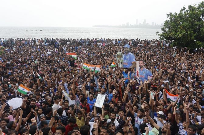 Fans await the arrival of Team India at Marine Drive