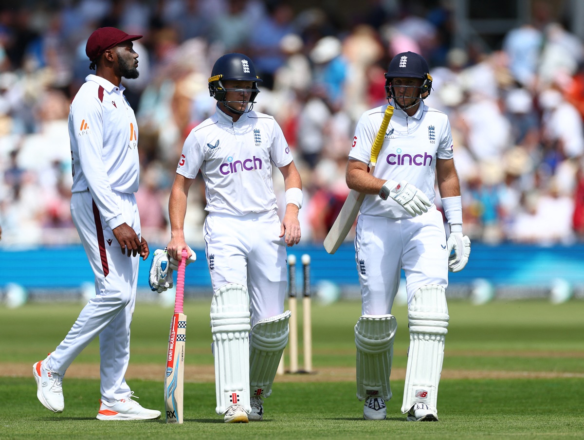 Joe Root and Ollie Pope walk back to the pavilion at the lunch break..