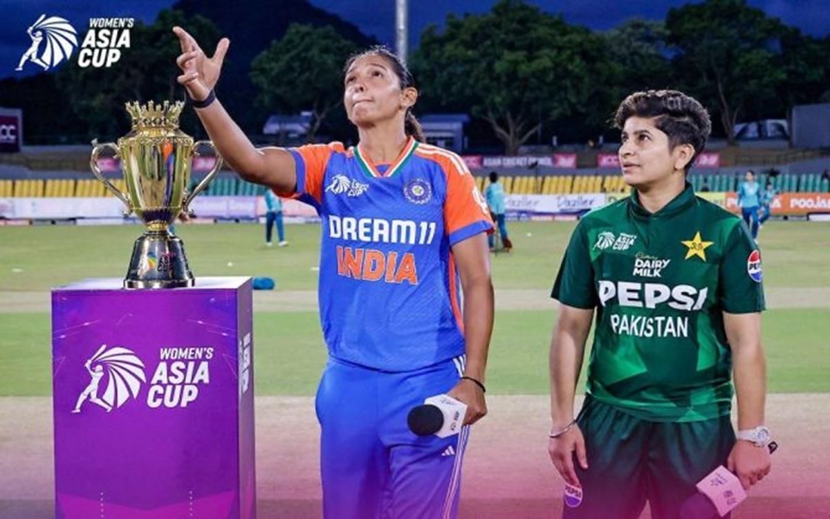 Harmanpreet Kaur and Nida Dar at the toss