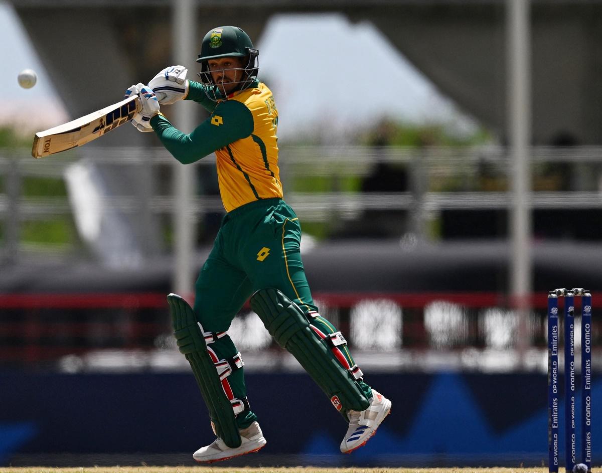 Quinton de Kock gave South Africa a solid start, scoring 65 off 38 balls against England