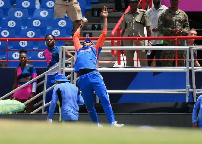 Axar Patel takes a stunning catch to dismiss Mitchell Marsh off the bowling of Kuldeep Yadav.