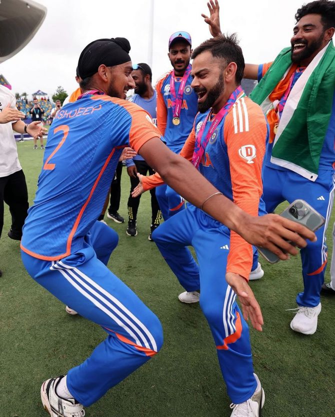 Pacer Arshdeep Singh, who took two wickets in the final, and Virat Kholi break into an impromptu dance