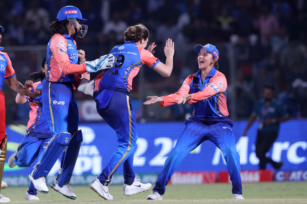 Nat Sciver-Brunt celebrates after dismissing RCB captain Smriti Mandhana 