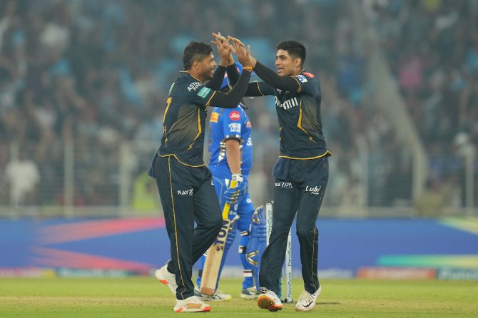 Shubman Gill congratulates Umesh Yadav after he successfully defends the total in the final over