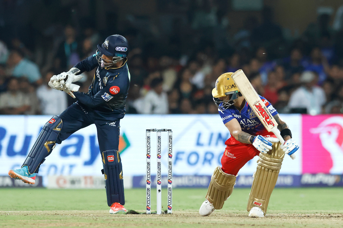 Virat Kohli of Royal Challengers Bangalore catch out by Wriddhiman Saha