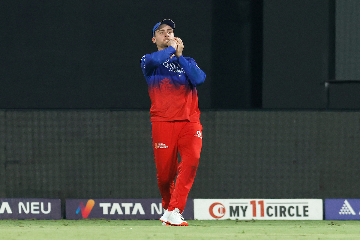 Will Jacks takes the catch to dismiss Rasikh Salam.