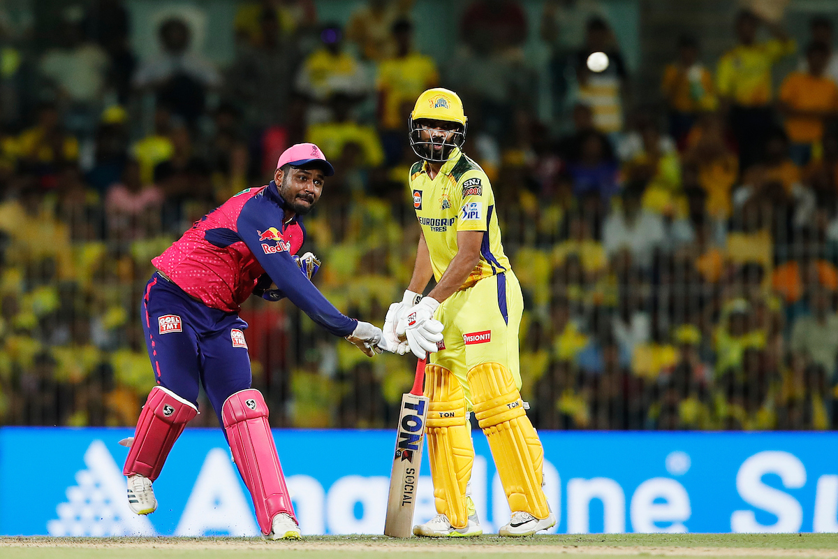 Rajasthan Royals wicketkeeper Sanju Samson attempts to break the stumps at the bowler's end as Ravindra Jadeja (not in pics) tries to make it to the crease.