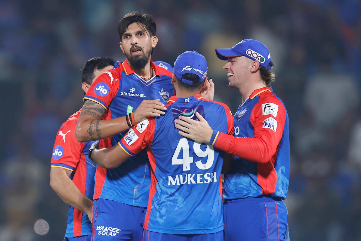 Ishant Sharma celebrates with teammates after removing Quinton de Kock.