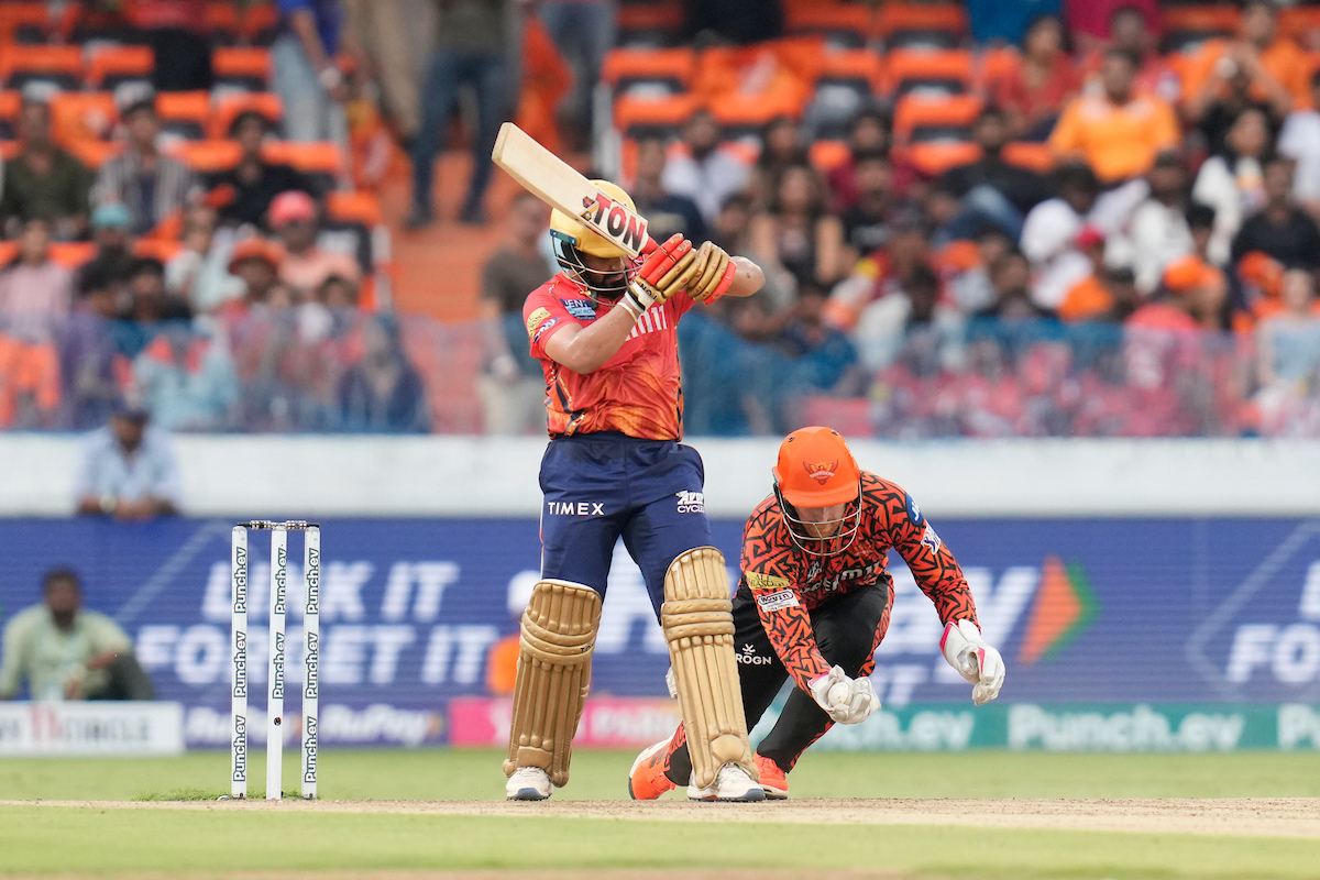 Heinrich Klaasen takes the catch to dismiss Prabhsimran Singh 