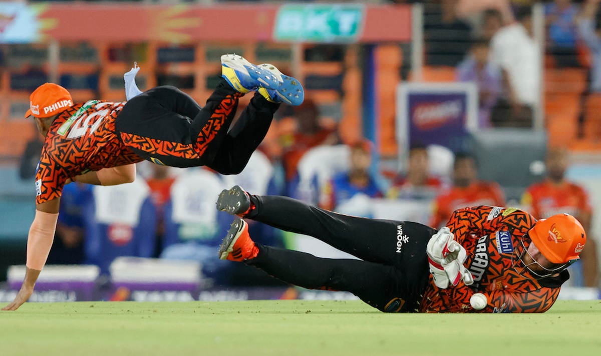 Heinrich Klaasen and Rahul Tripathi evade a collision as they both go for the catch to Shreyas Iyer, who is dropped by the SRH keeper