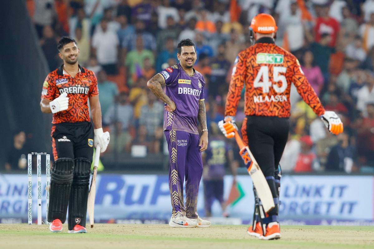 Sunil Narine smiles as Heinrich Klaasen takes him on