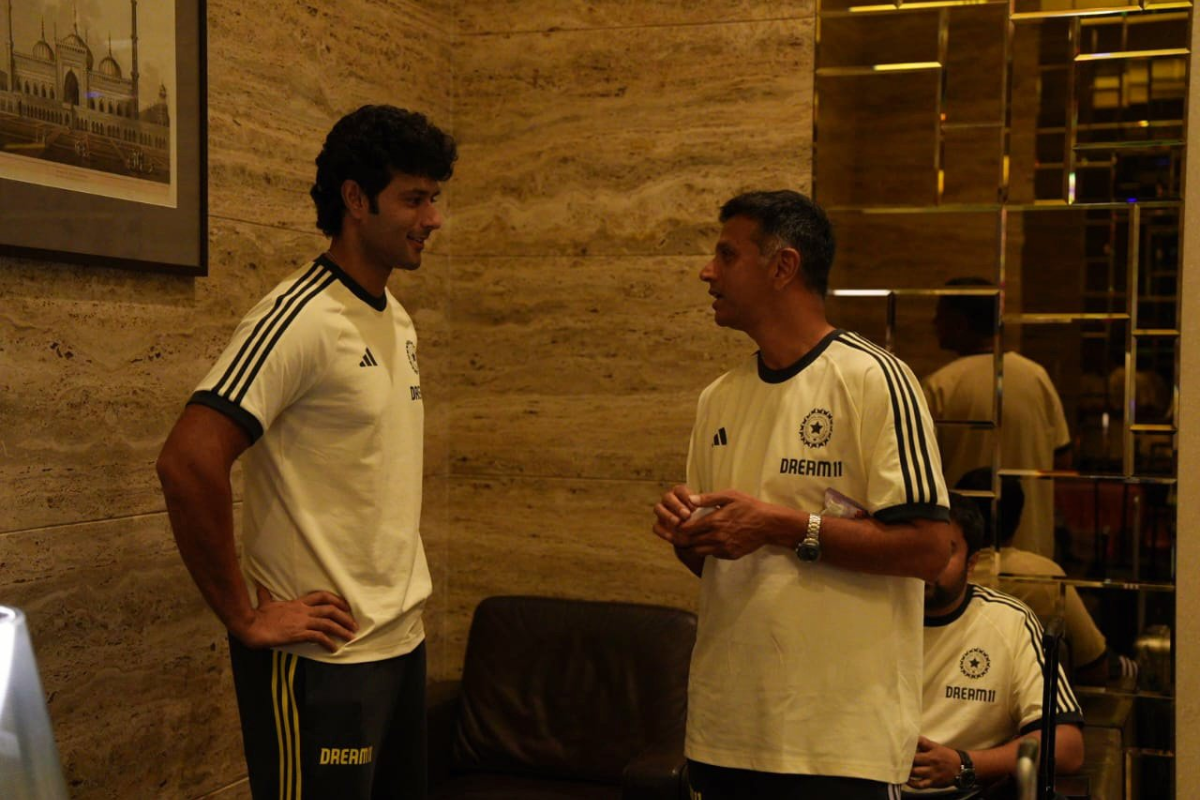 Shivam Dube chats with Head Coach Rahul Dravid