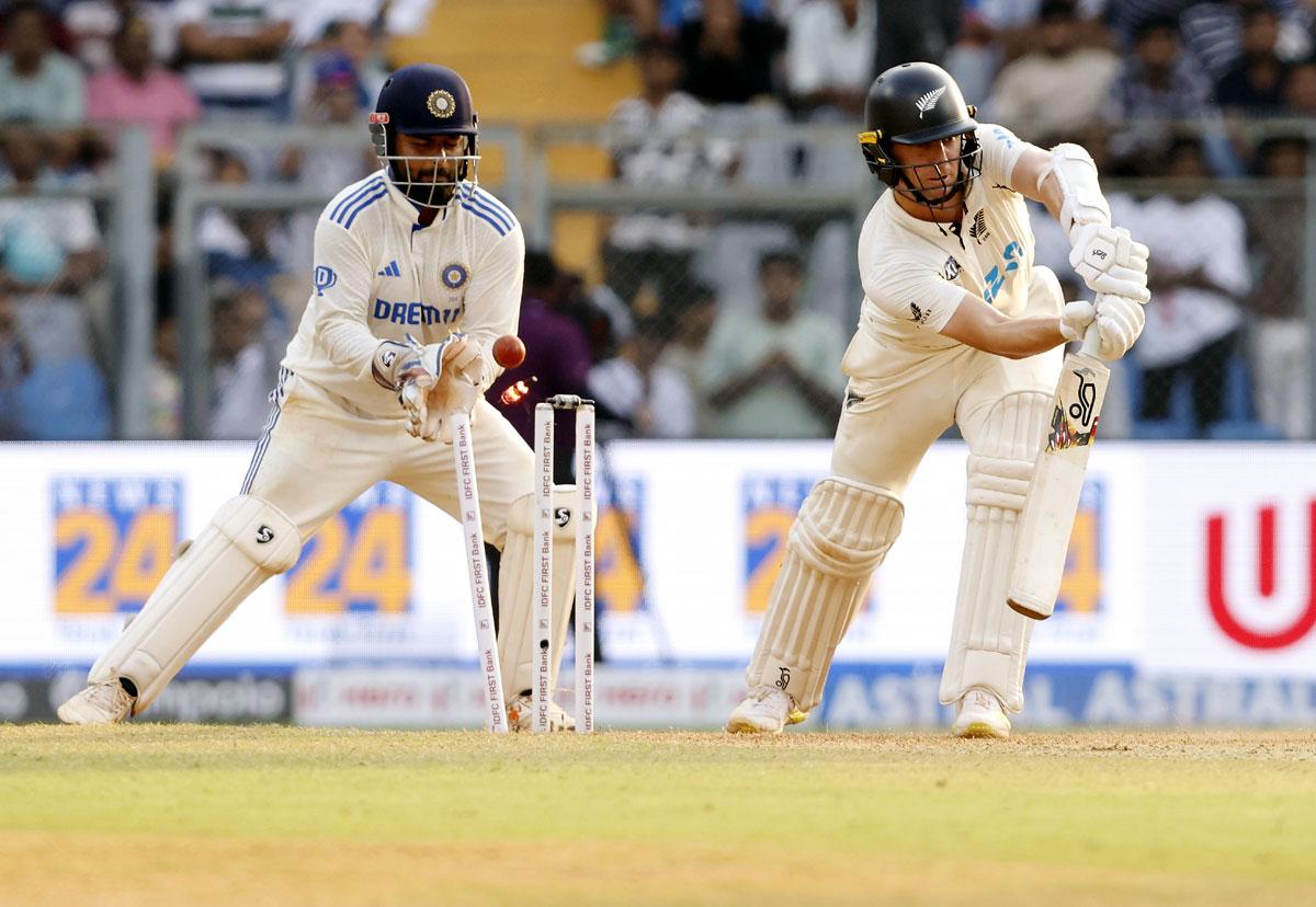 Matt Henry is bowled by Ravindra Jadeja.