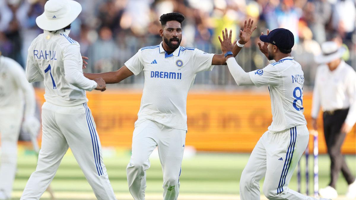 Mohammed Siraj celebrates with K L Rahul and Harshit Rana after sending Steve Smith back to the pavilion. 