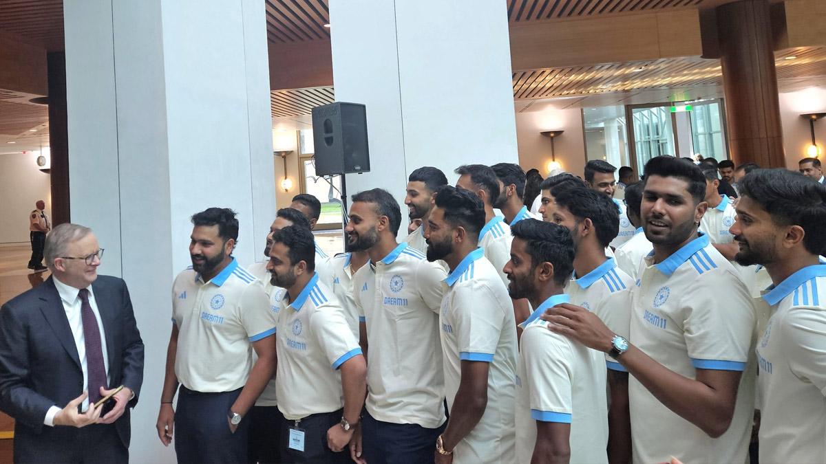 Indian cricket players have a chat with Australian Prime Minister Anthony Albanese 