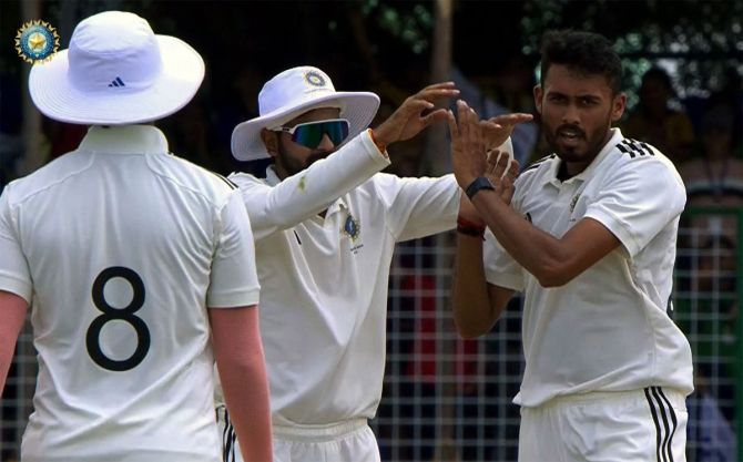 Vidhwath Kaverappa celebrates a wicket with teammates