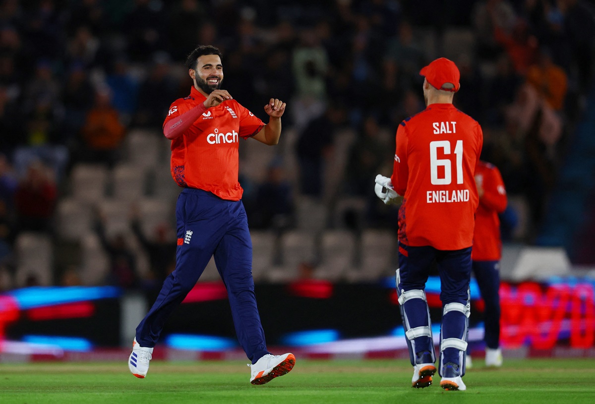 England pacer Saqib Mahmood celebrates with wicketkeeper Phil Salt after taking the wicket of Cameron Green.