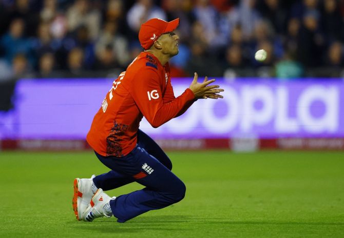 Brydon Carse takes the catch to dismiss Josh Inglis, off the bowling of Sam Curran.