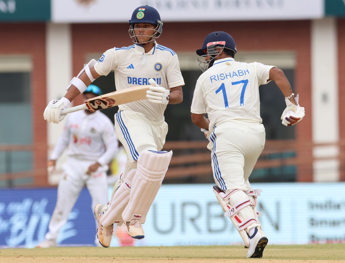 Yashasvi Jaiswal and Rishabh Pant run between the wickets during day one.