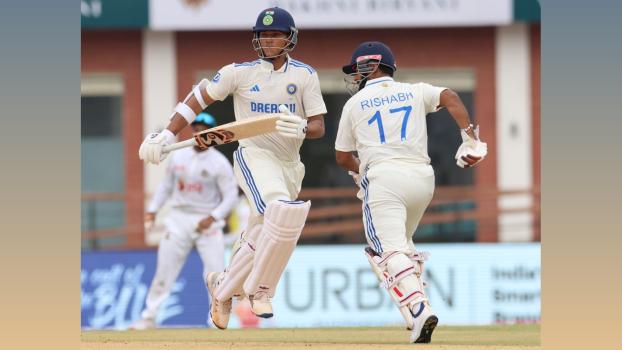 Yashasvi Jaiswal and Rishabh Pant run between the wickets during day one.