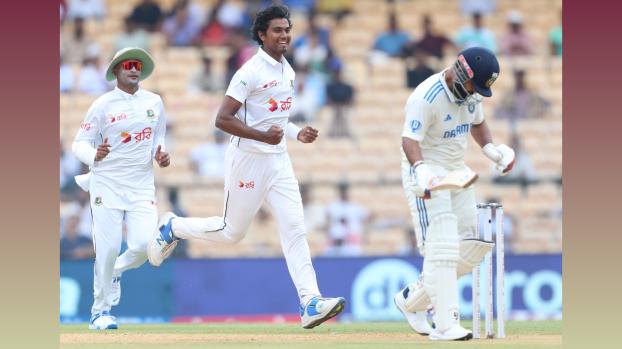 Hasan Mahmud celebrates the wicket of Rishabh Pant.