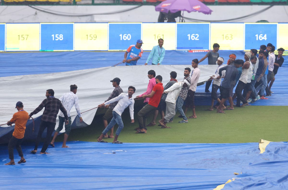 The groundstaff bring on the covers