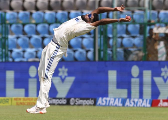 Mohammed Siraj takes the catch to dismiss Shakib Al Hasan off the bowling of Ravichandran Ashwin.