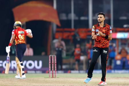 Harshal Patel celebrates Shreyas Iyer's wicket