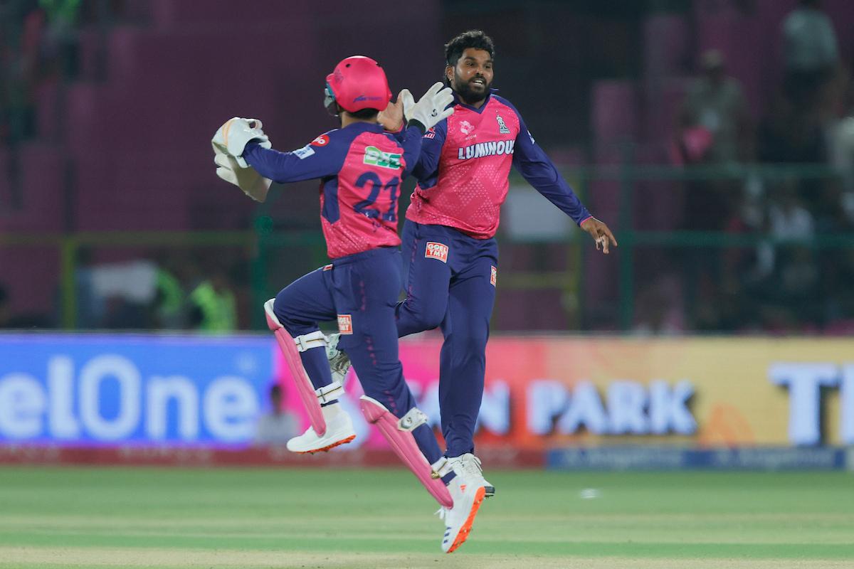 Wanindu Hasaranga and Dhruv Jurel celebrate the wicket of Rishabh Pant