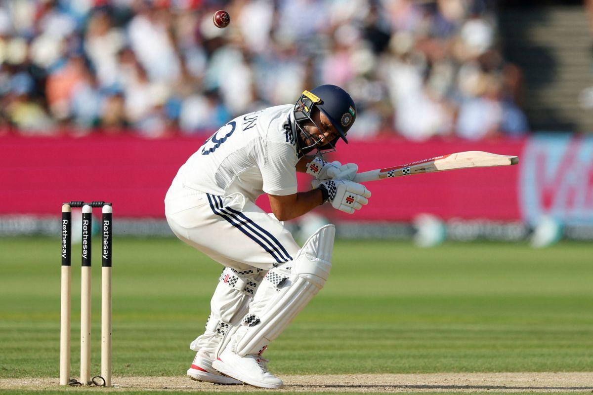 Karun Nair evades a bouncer 